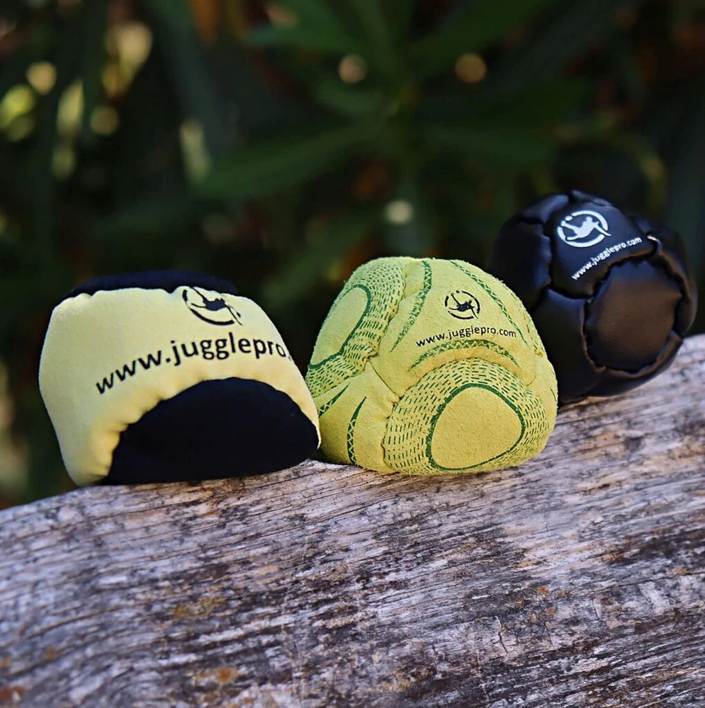 Footbag hacky sack rinkinys iš 3 – freestyle – rankomis siūtas su sustiprintomis siūlėmis ir amara ultra suede – žongliravimo kamuoliukai pradedantiesiems ir profesionalams – tinkamas naudoti patalpose ir lauke
