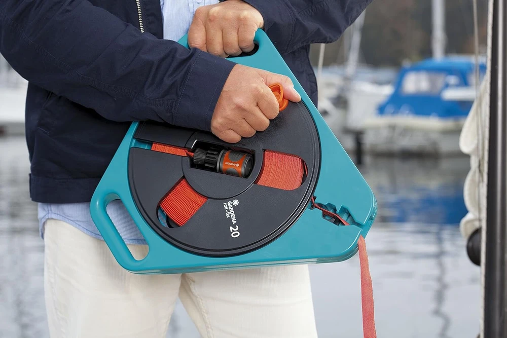 Gardena Classic roll-fix plokščia žarna 20 su kasete: vietą taupanti žarnos kasetė su vandens žarna (ø 12 mm kasetėje), automatinis saugos įtaisas, įskaitant švirkštą, su prijungimo įtaisais (757-20)