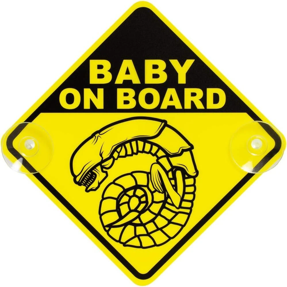 Getdigital Chestburster Baby on Board automobilio ženklas - geltonas įspėjamasis ženklas vaikams su 2 siurbtukais, kaip juokingas gerbėjo atributas iš garsiosios „alien“ filmų serijos - 16 x 16 cm