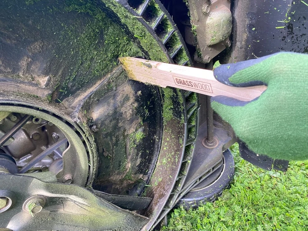 Grasswood® grandiklis valymui ir valymui Pašalina žolės likučius nuo vejapjovių, vejos robotų ir trimerių Tvirtas ir patvarus sodo įrankis Apsaugo korpusą Valymo strypas pagamintas iš medžio