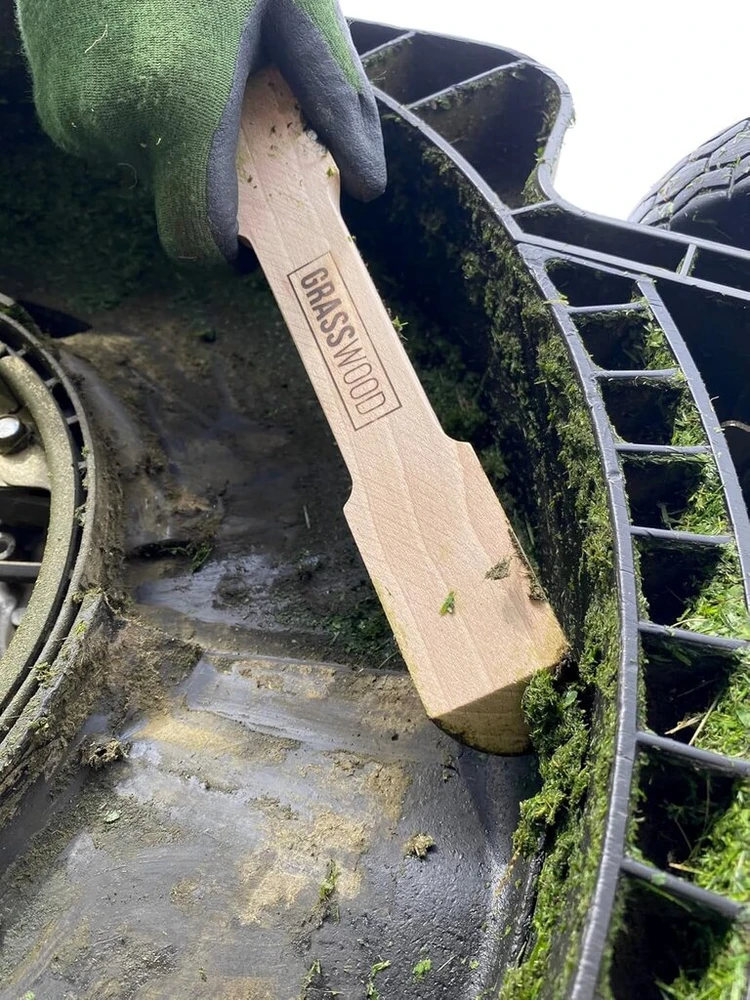 Grasswood® grandiklis valymui ir valymui Pašalina žolės likučius nuo vejapjovių, vejos robotų ir trimerių Tvirtas ir patvarus sodo įrankis Apsaugo korpusą Valymo strypas pagamintas iš medžio