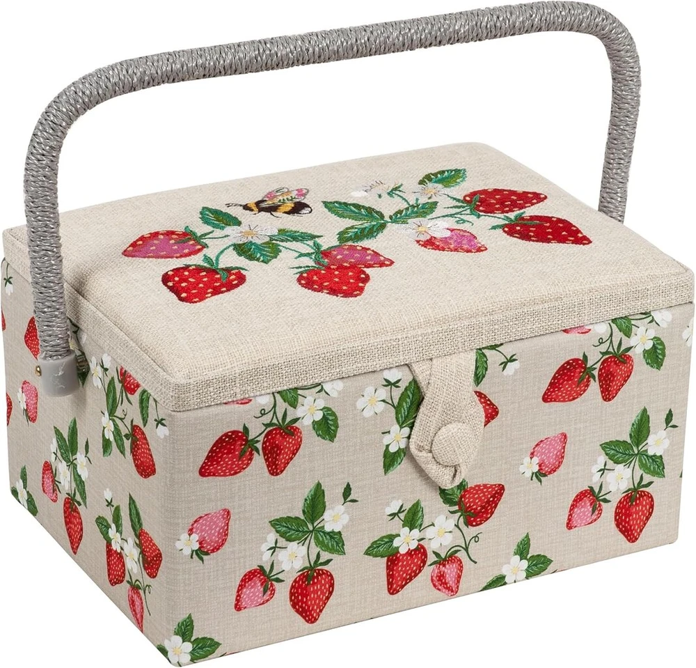 Hobby Gift išskirtinė vidutinė siuvimo reikmenų dėžutė su priedų dėklu, pagalvėle adatoms, krepšiu, pvc rankena, siuvinėtu dangteliu 18.5x25.5x14.5cm, Embroidered Strawberries