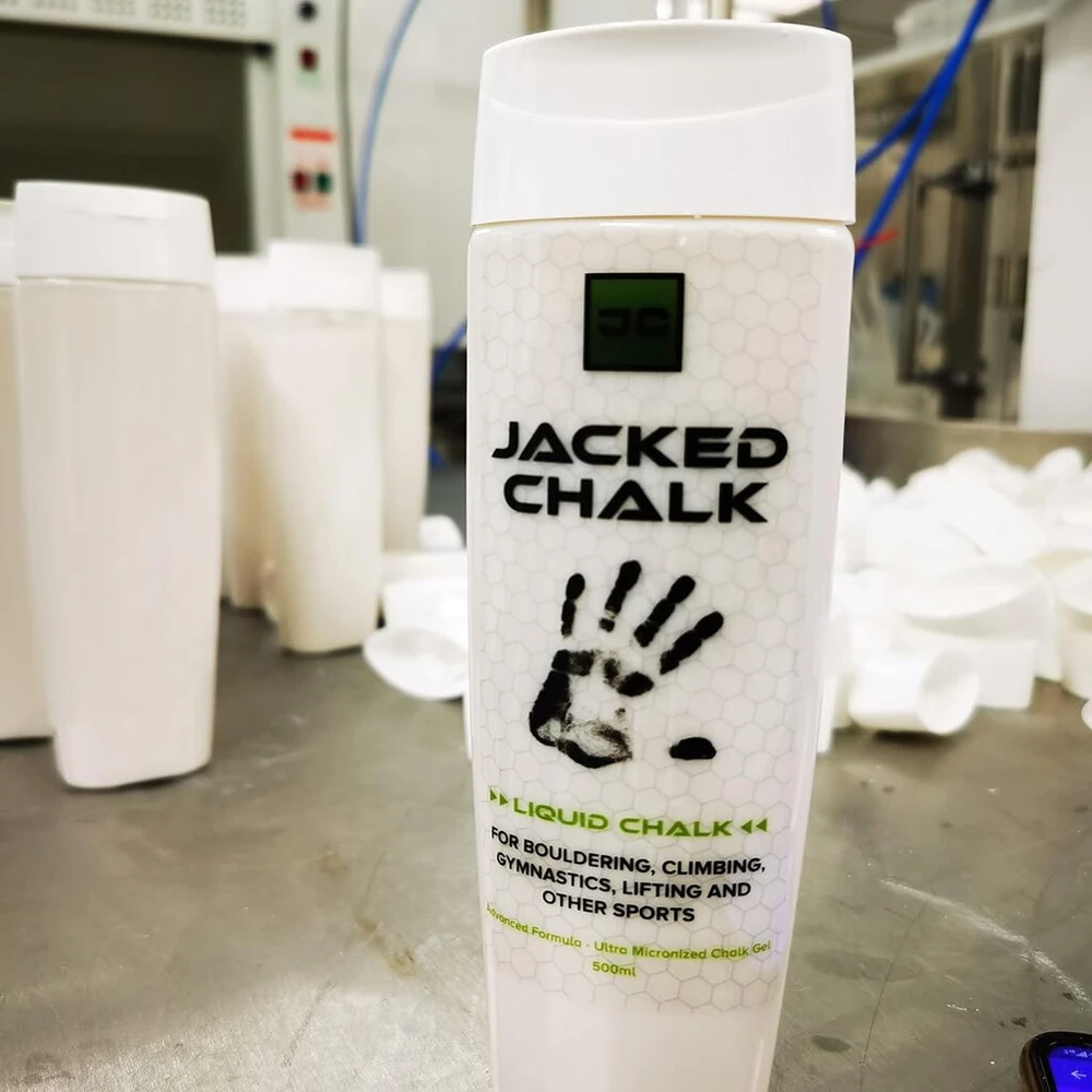 Jacked Liquid Chalk V2-250 ml Premium skystas magnio skystis sportui: sunkiosios atletikos, laipiojimo, gimnastikos, šokių ant stulpo, fitneso - greitai džiūstantis, odai draugiškas skystas magnis be emulsiklių