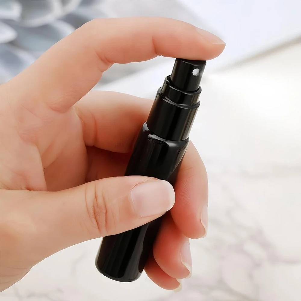Kvepalų atomizatorius, daugkartinio naudojimo, 100 vnt. pakuotė, 2 ml, kelioninis mini purškiamas buteliukas, kvepalų buteliukas, tuščias purškiamas buteliukas, mažas buteliukas, plastikinis purškiamas buteliukas su etikete, skirtas kelionėms (juodas)