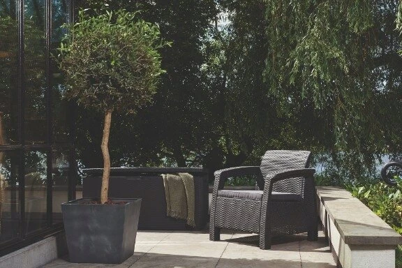 Lauko baldų komplektas Keter Sodo dėžė Capri, plastikinė, 305 l, ruda