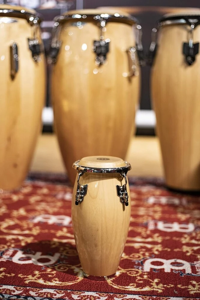 Meinl Percussion Mini Conga instrumentas - labai mažas rankinis būgnas - su buivolo kailiu - skersmuo 4,5 colio - Siam Oak, natūralus (mc100nt)
