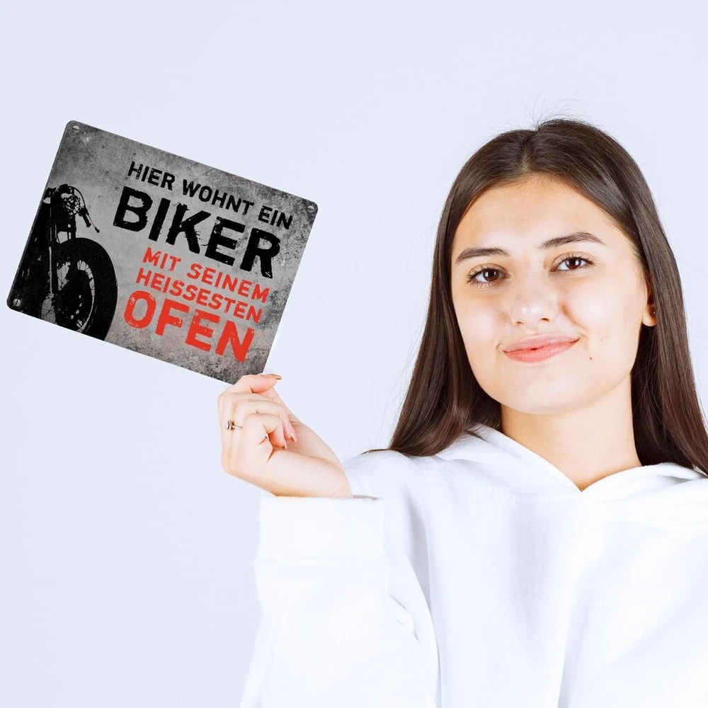 Metalinis ženklas su citata Motorcycle – Čia gyvena baikeris su savo karščiausia orkaite – Šaunus metalinis ženklas iš Trendaffe – Derantis Žr. aprašymus: Biker Motorcycle Rocker Woman Girlfriend Relationship Skardos plokštelės dekoracija arba durų ženklo