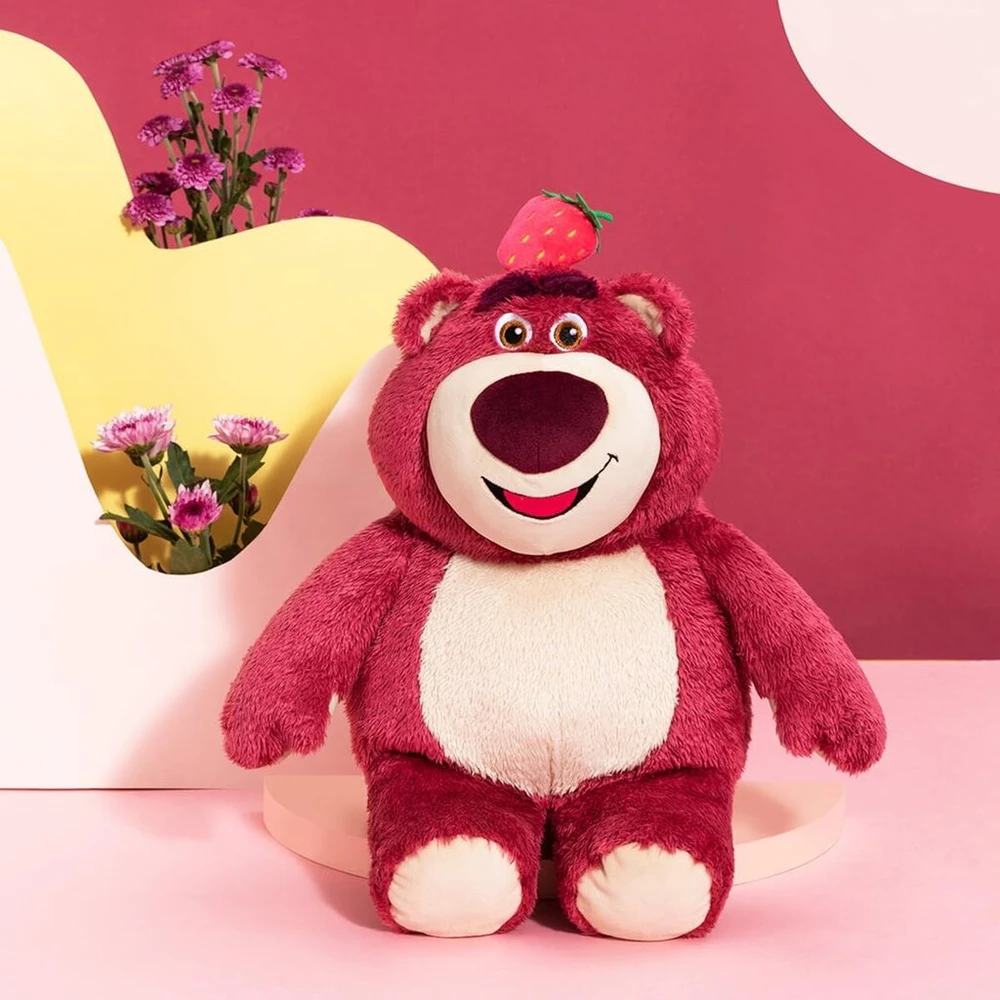 Miniso Lotso mielas žaislas, istorijos apie žaislus Lotso pliušinis žaislas 25 x 16 cm, mielas Lotso pliušinis žaislas su braškėmis, lengvi ir minkšti pliušiniai žaislai apkabinimui ir žaidimams