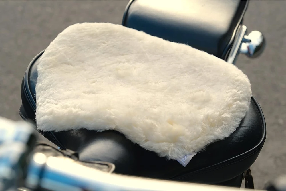 motociklo sėdynės pagalvėlė, 100% tikra avikailis, motociklo sėdynių užvalkalai su neslystančiu zomšos pagrindu ir velcro tvirtinimo detalėmis, 33 x 28 cm, 1 vnt. ( smėlio spalvos)