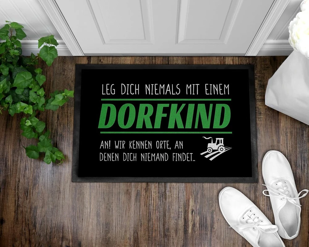 Om3® Juokingas durų kilimėlis su užrašu "leg Dich Niemals mit einem Dorfkind an", skirtas naudoti patalpose, neslystantis ir plaunamas, 60 x 40 cm
