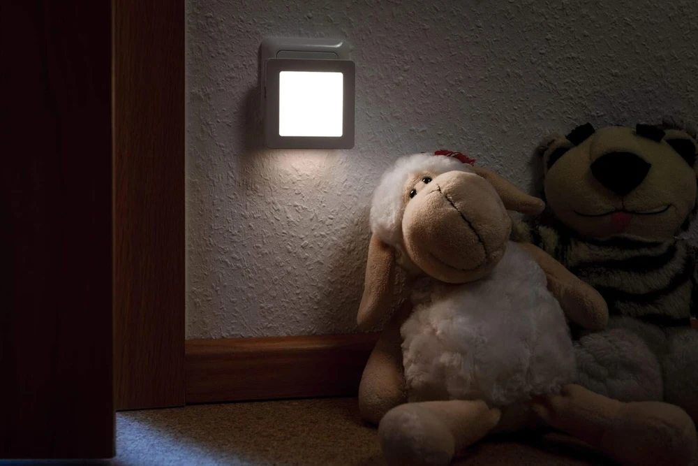 Paulmann Esby 92493 naktinė lemputė į elektros lizdą, kvadratinė, balta su prieblandos jutikliu