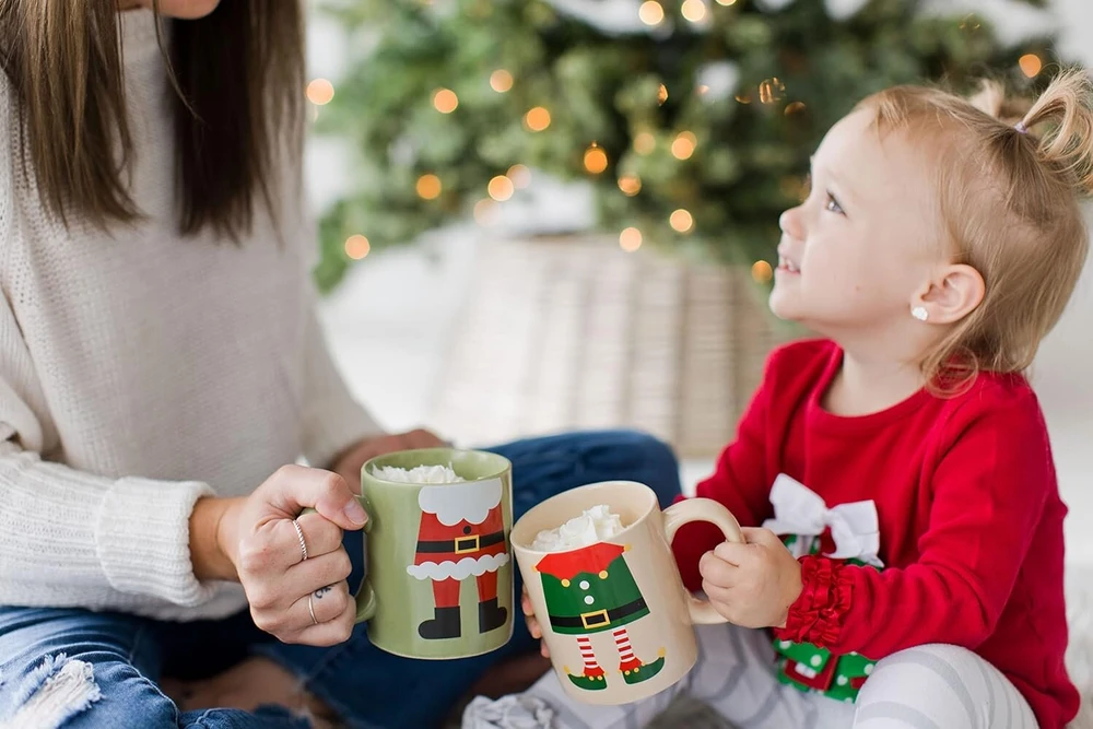 Pearhead Kalėdiniai Puodeliai, Šventinis Santa ir Elfo Puodelių Rinkinys, Kalėdinė Namų Dekoracija, Šventinės Dovanos, Sezoninis Kavos Puodelių Rinkinys iš 2, Galima naudoti Mikrobangų Krosnelėje ir Plauti Indaplovėje, Talpa 384 ml