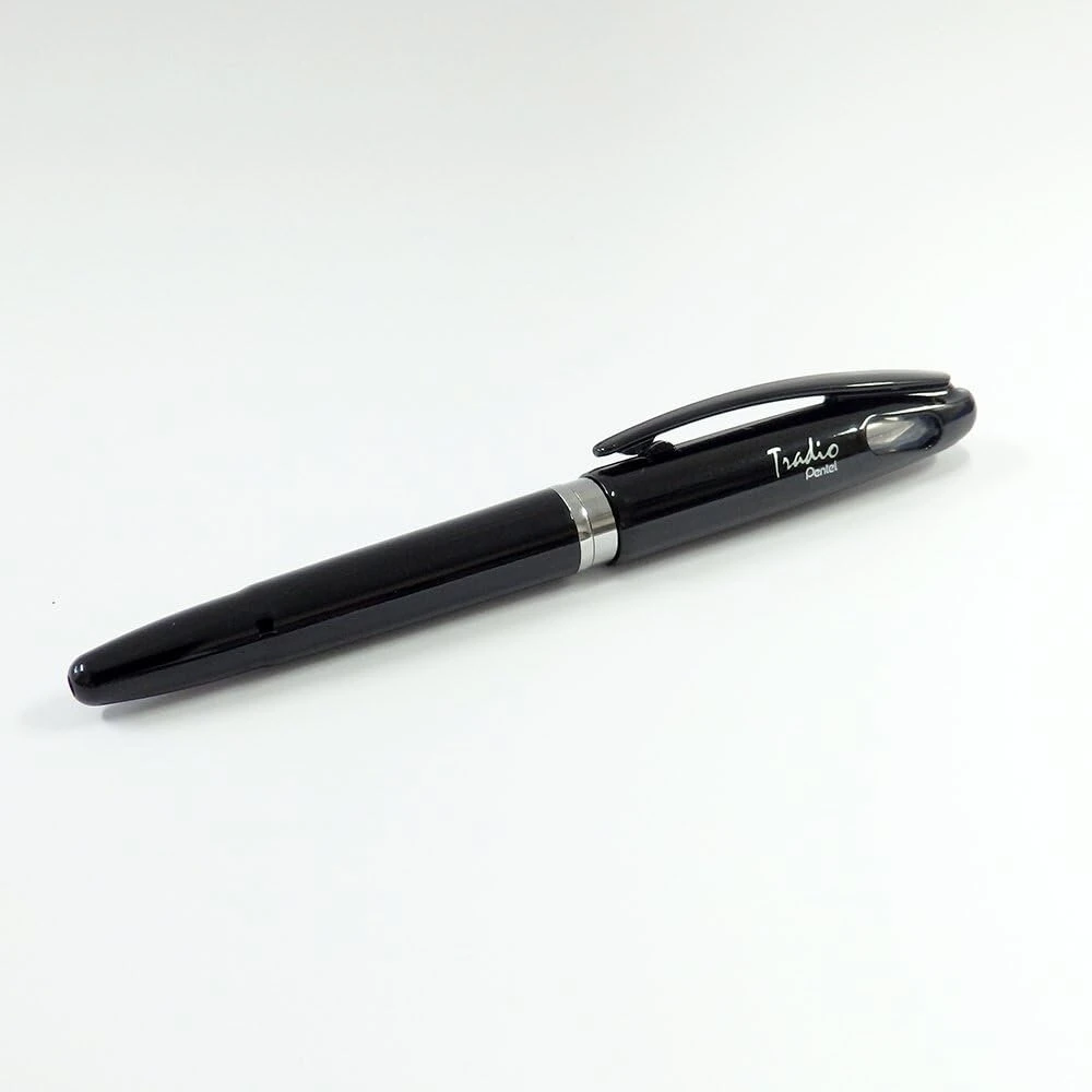 Pentel Tradio Fountain Pen Juodas and Baltas Edition su aukštos kokybės trf94 a-c iridžio plunksnos korpusu, juodas
