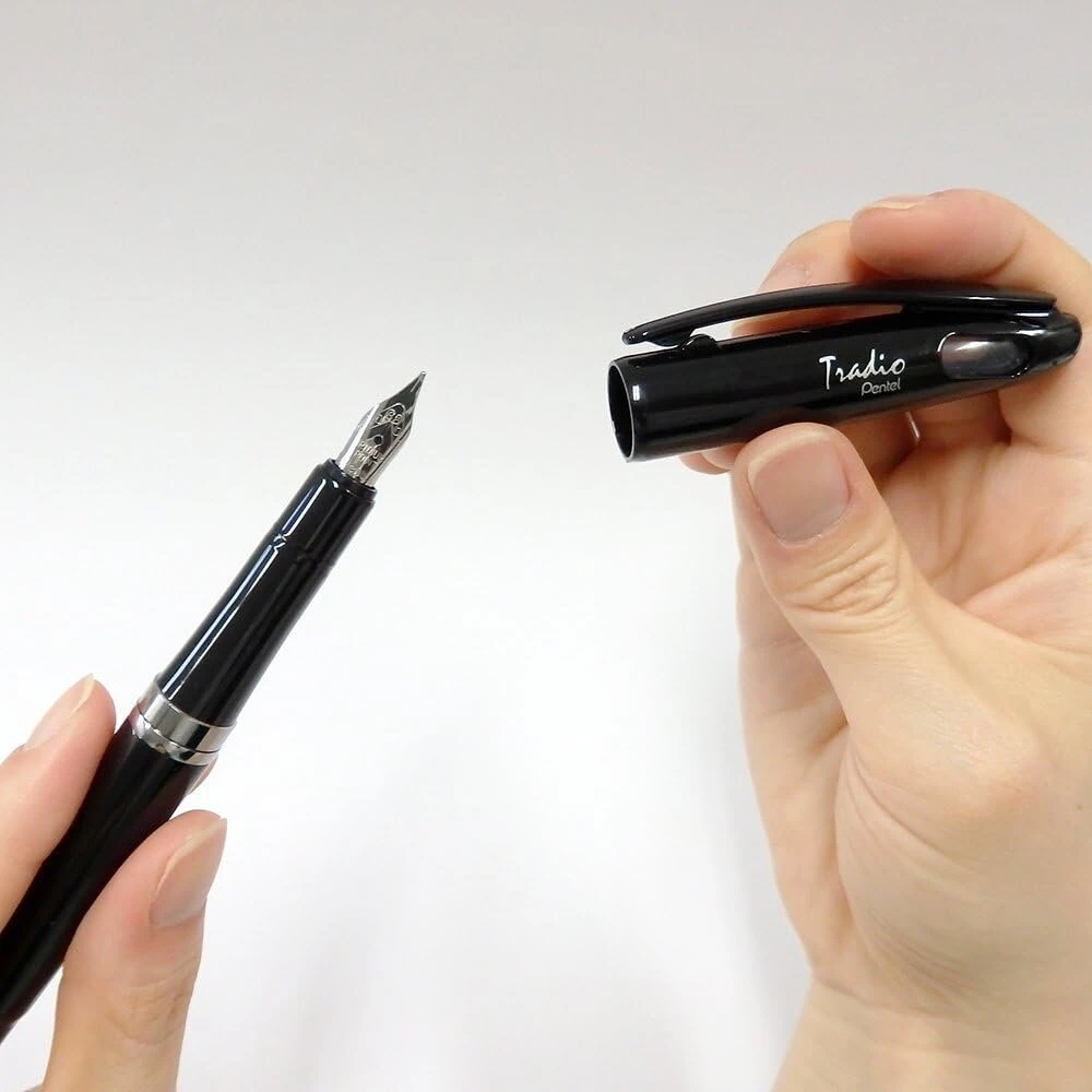 Pentel Tradio Fountain Pen Juodas and Baltas Edition su aukštos kokybės trf94 a-c iridžio plunksnos korpusu, juodas