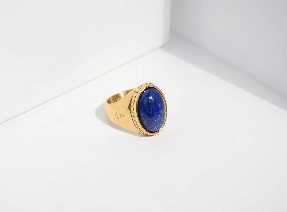 Rock and Steel aukso spalvos Deus ovalus vyriškas žiedas iš nerūdijančio plieno su lapis lazuli akmeniu