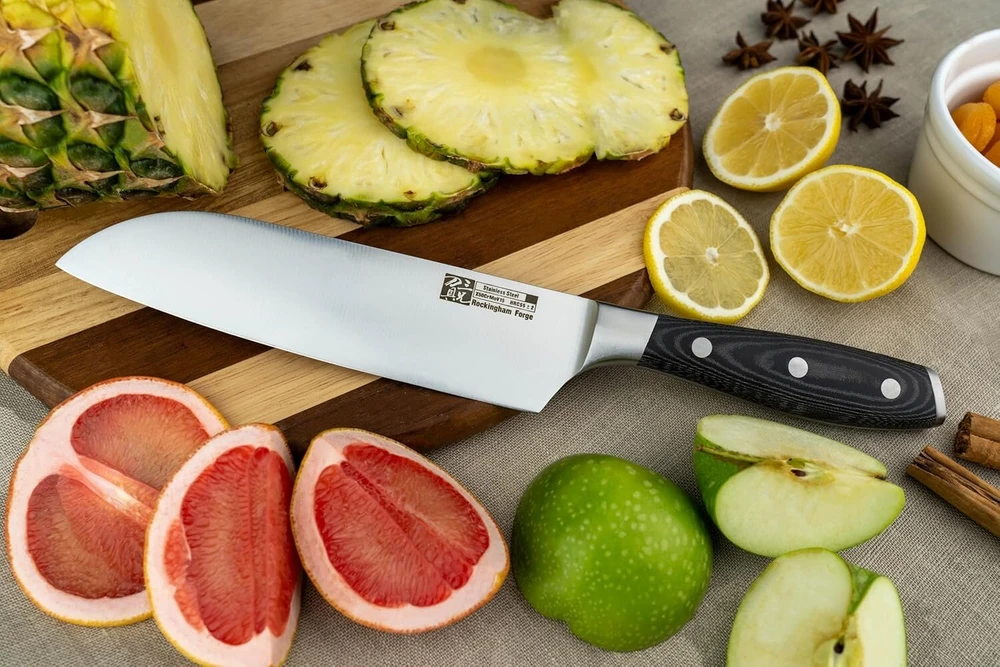 Rockingham Forge Rf9100 Series Rf-9107 Santoku peilis su 7" nerūdijančio plieno ašmenimis - juoda kniedyta Micarta rankena, japoniškas peilis