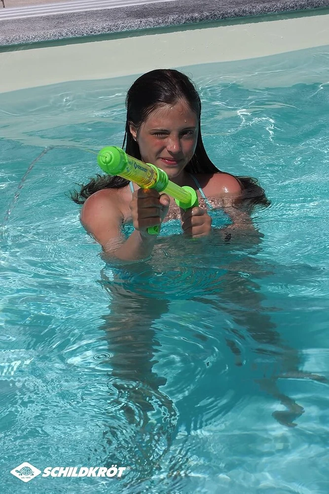 Schildkröt® Aqua Blaster vandens purkštuvas 300 ml talpa 40 cm ilgio puiki pramoga jauniems ir seniems, iki 8 m atstumas, 970236