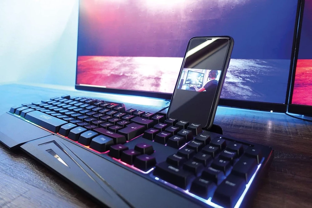 Schwaiger Gt108 žaidimų klaviatūra Pc kompiuterio klaviatūra Rgb apšvietimas Anti-ghosting klavišai Qwertz išmaniojo telefono laikiklis riešo atrama daugialypės terpės valdymas vaivorykštės spalvos