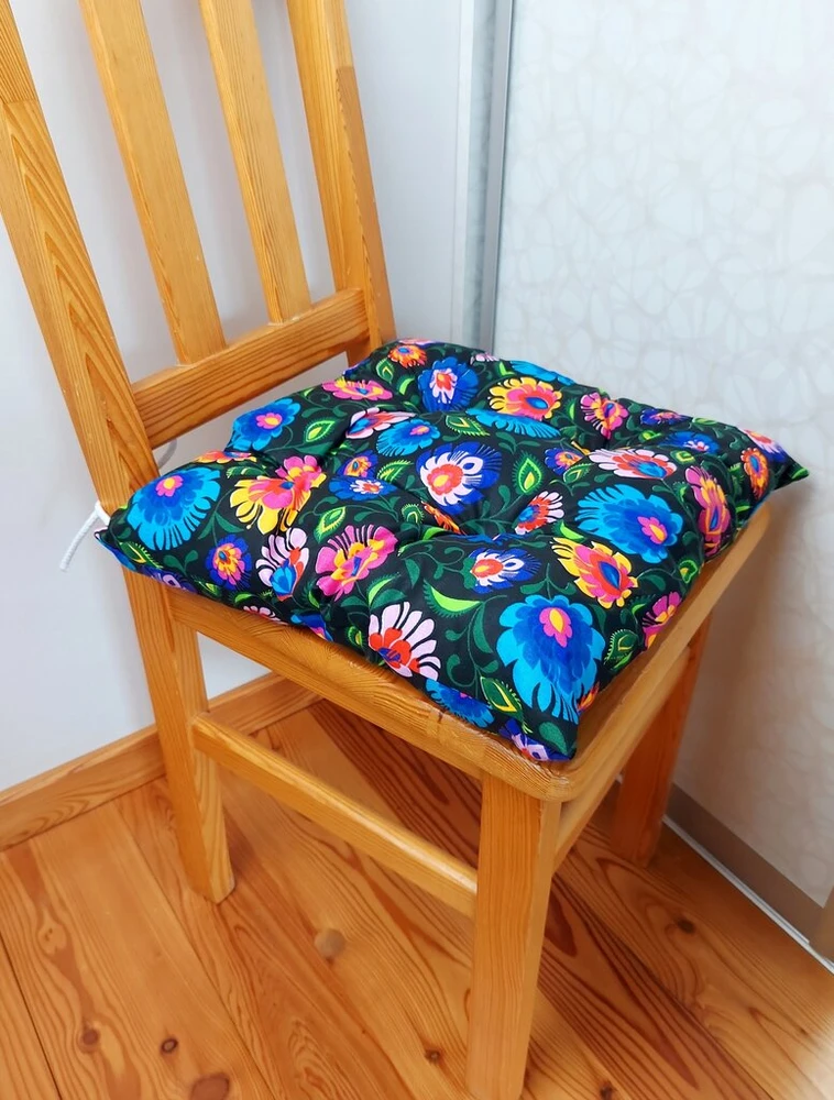 Sėdimoji pagalvėlė su raišteliais 40x40 cm, liaudiškas dizainas