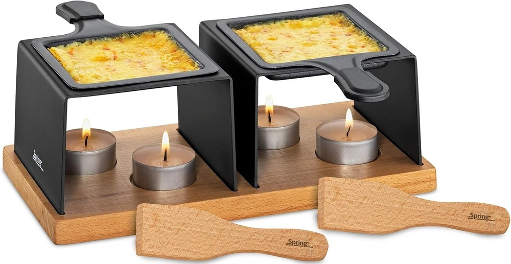 Sumuštinių keptuvas Spring Gourmet Party, raclette su žvakėmis 2 asmenims, sūrio raclette grilis, buko medžio pagrindas, 2 padengtos raclette keptuvės, 2 mediniai raclette grandikliai, 4 žvakės, raclette grilis