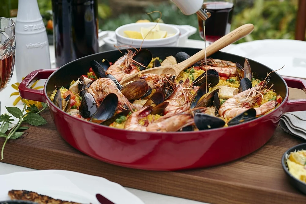 Staub kepimo indas su chistera, tinkamas indukcinėms kaitlentėms, ketus, 1 vnt., vyšninės raudonos spalvos, 24 cm