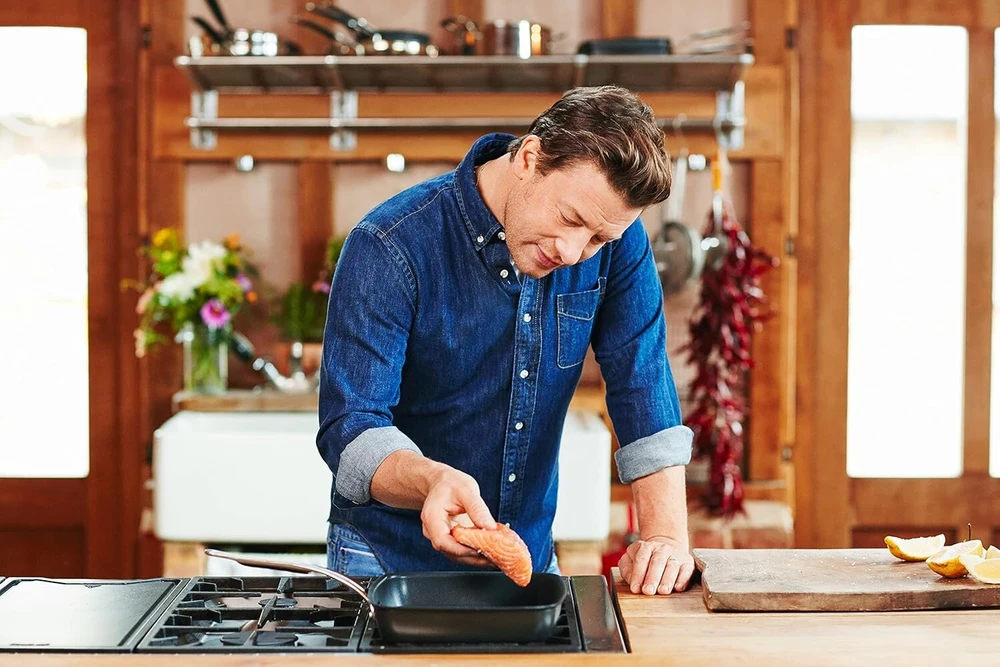 Tefal Jamie Oliver by E24541 Cooks, klasikinė keptuvė-grilis, 23 x 27 cm, lietas aliuminis, titanium 3 x nelipni danga, thermal signal depth, forma visų tipų viryklėms, indukcinė, juoda
