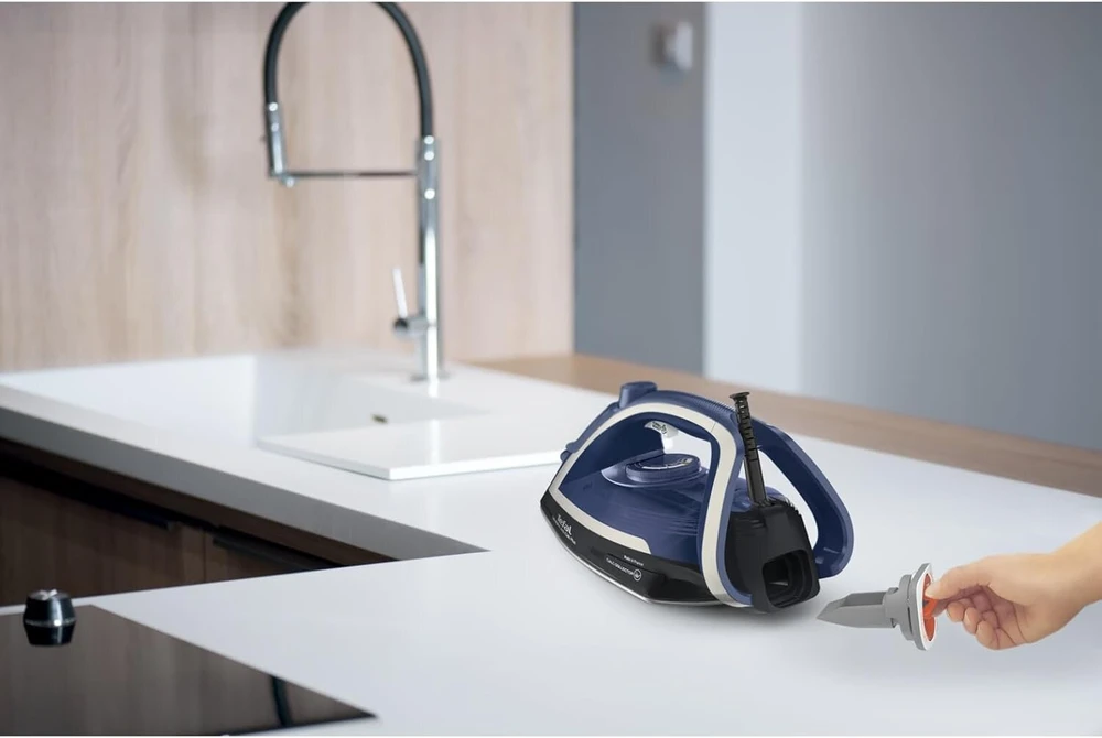 Tefal Ultragliss Plus Fv6846 garinis lygintuvas su apsauga nuo kalkių, 2800 W, nuimamas kalkių kolektorius, 50 g/min garų srautas, 260 g/min garų pliūpsnis, automatinis išsijungimas, pagaminta Prancūzijoje, mėlyna/balta