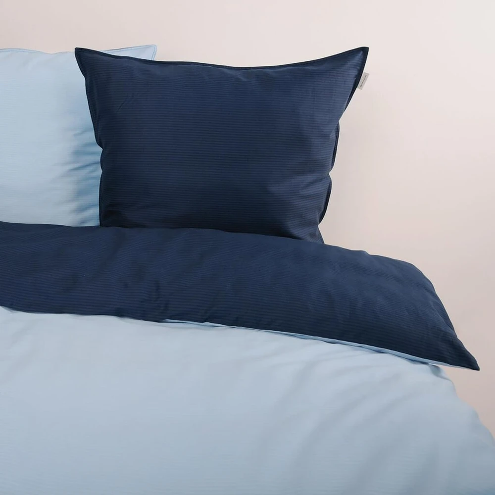 Tom Tailor satininis patalynės komplektas 80 x 80 cm + 135 x 200 cm, 100% medvilnė/satinas, su dviguba siūle ant pagalvės, reversinis motyvas ir spalvotas prekės ženklo užtrauktukas, dviejų tonų vienspalviai mėlyni atspalviai (tamsiai mėlyna ir žydra)