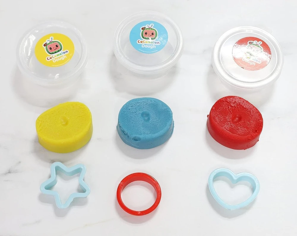 Toyland® Cocomelon rinkinys su aplanku - A4 formato bloknotas, kreidelės ir plastilinas/formelės - rankdarbių žaislas - žaislas kelionėms