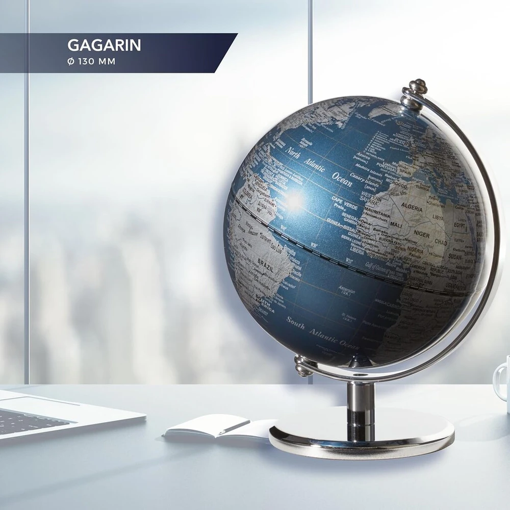 Troika Gagarin mini gaublys, skersmuo 13 cm, metalinė mėlyna jūra ir sidabro spalvos sausumos paviršiai, chromuotas metalinis pagrindas, minkštas veltinio pagrindas, kilnojamas ašis - gražioje dėžutėje, puikiai tinka kaip dovana