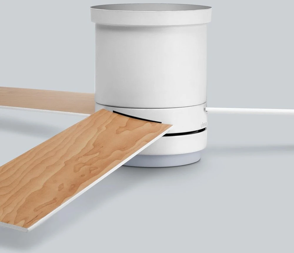 Ufesa Katmandu lubų ventiliatorius su šviesa, 3 apverčiamos mentės 132 cm, 40 W, 6 greičiai, itin tylus, vasaros - žiemos funkcija, laikmatis 8 valandos, 3 šviesos lygiai, nuotolinis valdymas, balta mediena