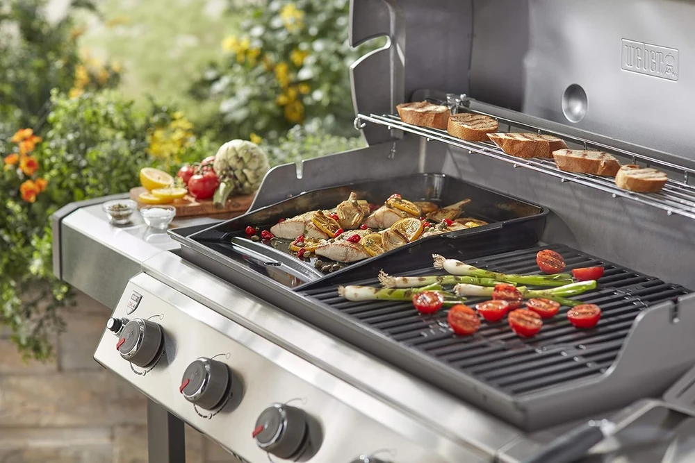 Weber Deluxe planča Genesis Ii modeliams (57 x 40 cm), pakaitalas kepimo grotelėms, porcelianu emaliuotas ketus, tinka Weber Genesis Ii dujiniams griliams 400 ir 600 serijos - juoda (7665)