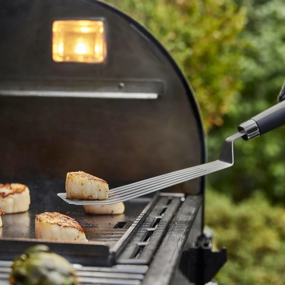 Weber lankstus grotelių keptuvo vartiklis (41 cm), nerūdijantis plienas, su plyšiais, nuožulniais kraštais, neslystančia patogia rankena, galima plauti indaplovėje - sidabrinis (6780)