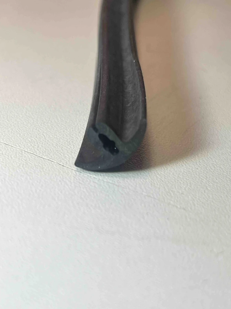 Pelekų vandens kreipiančiosios C4 Carbon MB 1 m