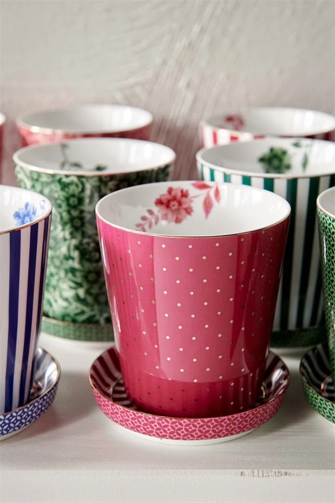 Porcelianinis puodelis su lėkštute Pip Studio Royal, tamsiai rožinis su taškeliais, 230 ml