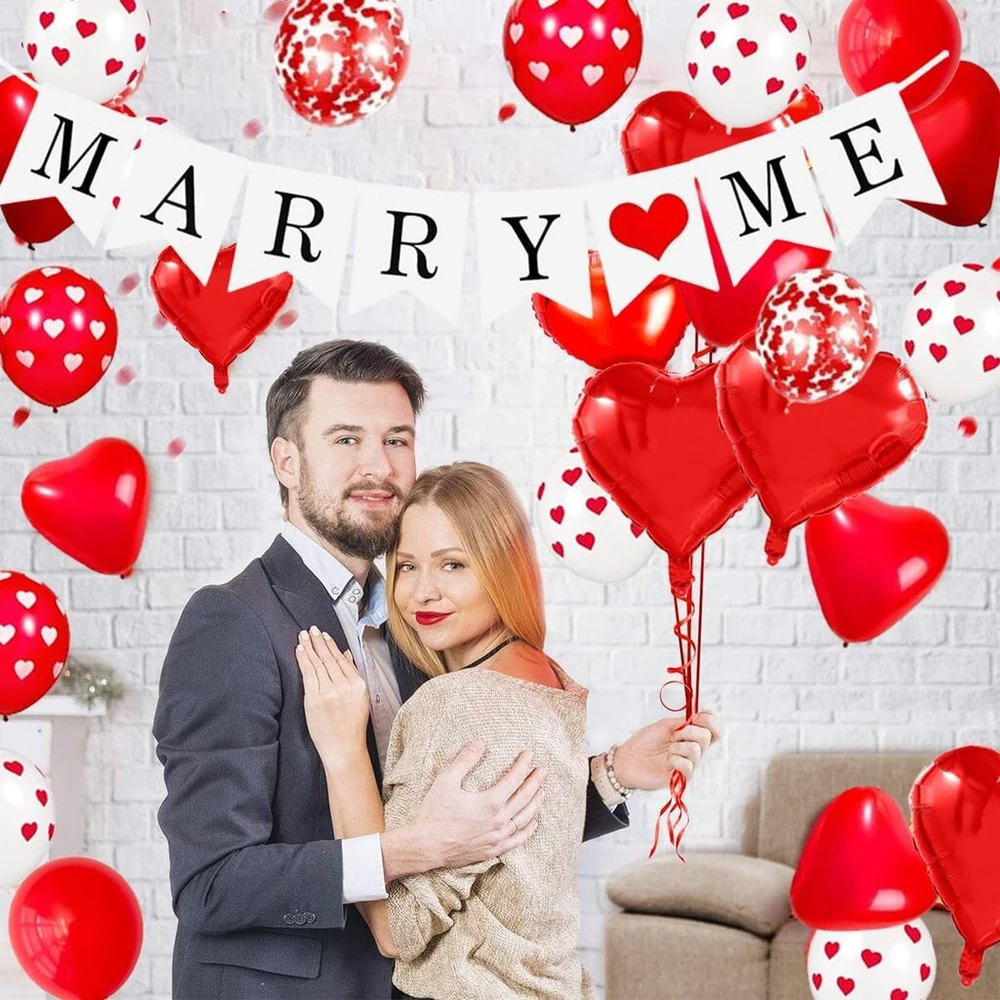 1000 raudonų rožių žiedlapių su užrašu "marry Me", raudoni širdies formos balionai, raudoni ir balti širdies formos balionai vestuvių pasiūlymo dekoracijoms, Valentino dienos dekoracijos