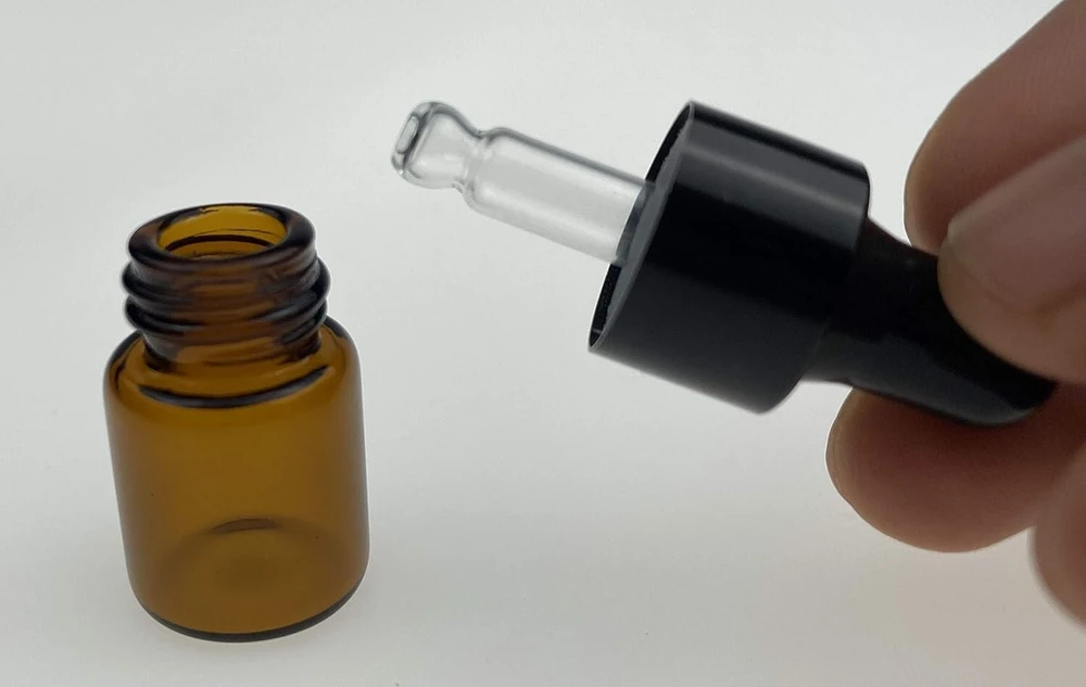 1ml/2ml/3ml gintaro spalvos stikliniai eterinių aliejų buteliukai su juodais lašintuvais, dangteliais, skirti makiažo kosmetikos mėginiams. Buteliukas eterinių aliejų aromaterapijai (12 vnt.) (2ml)