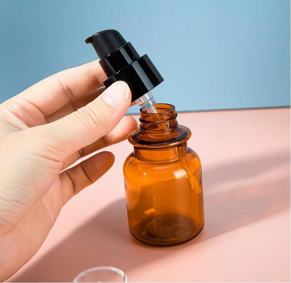 2 pakuotės 100 ml kelioninių buteliukų tualeto reikmenims, gintaro spalvos plastikas, mini muilo dozatorius, losjono pompa, kosmetikos indelis, buteliukas su juoda pompa eteriniams aliejams, mišiniams