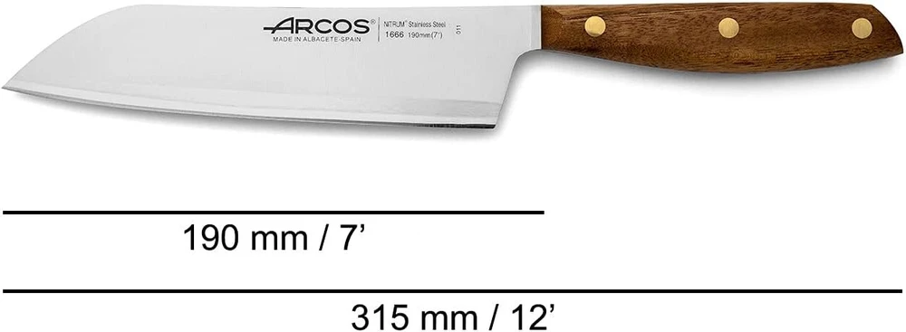 Arcos Nordika serijos Santoku peilis - nerūdijantis plienas Nitrum - ašmenys 190 mm - ovengkol medinė rankena 100% natūrali Fsc - 100% perdirbta pakuotė - ruda spalva
