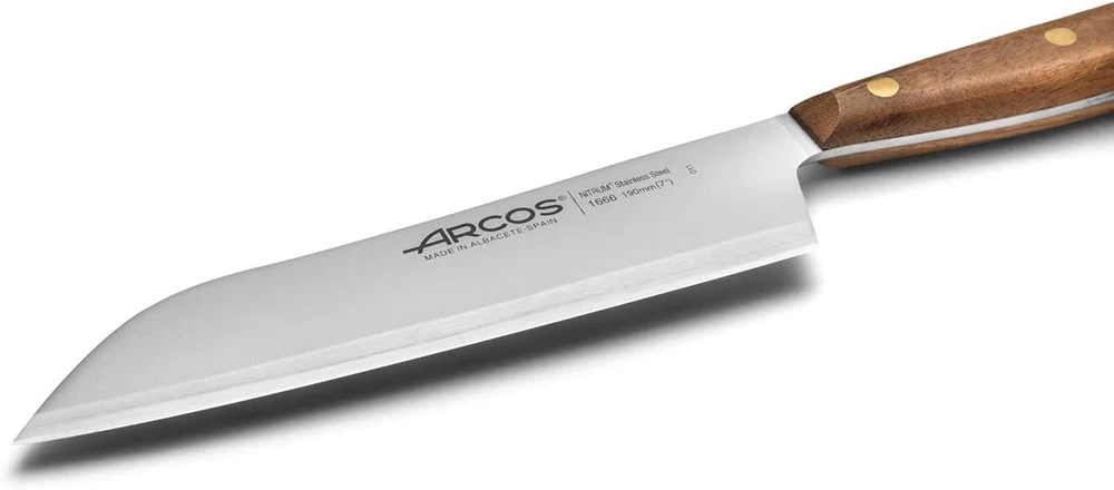 Arcos Nordika serijos Santoku peilis - nerūdijantis plienas Nitrum - ašmenys 190 mm - ovengkol medinė rankena 100% natūrali Fsc - 100% perdirbta pakuotė - ruda spalva