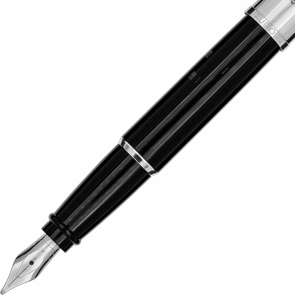 Aurora Style Metalinis plunksnakotis, rašymo rašiklis iš dervos, juodos spalvos su chromuotomis detalėmis, chromuotas plieno plunksnos galiukas M storio, dovanų dėžutė