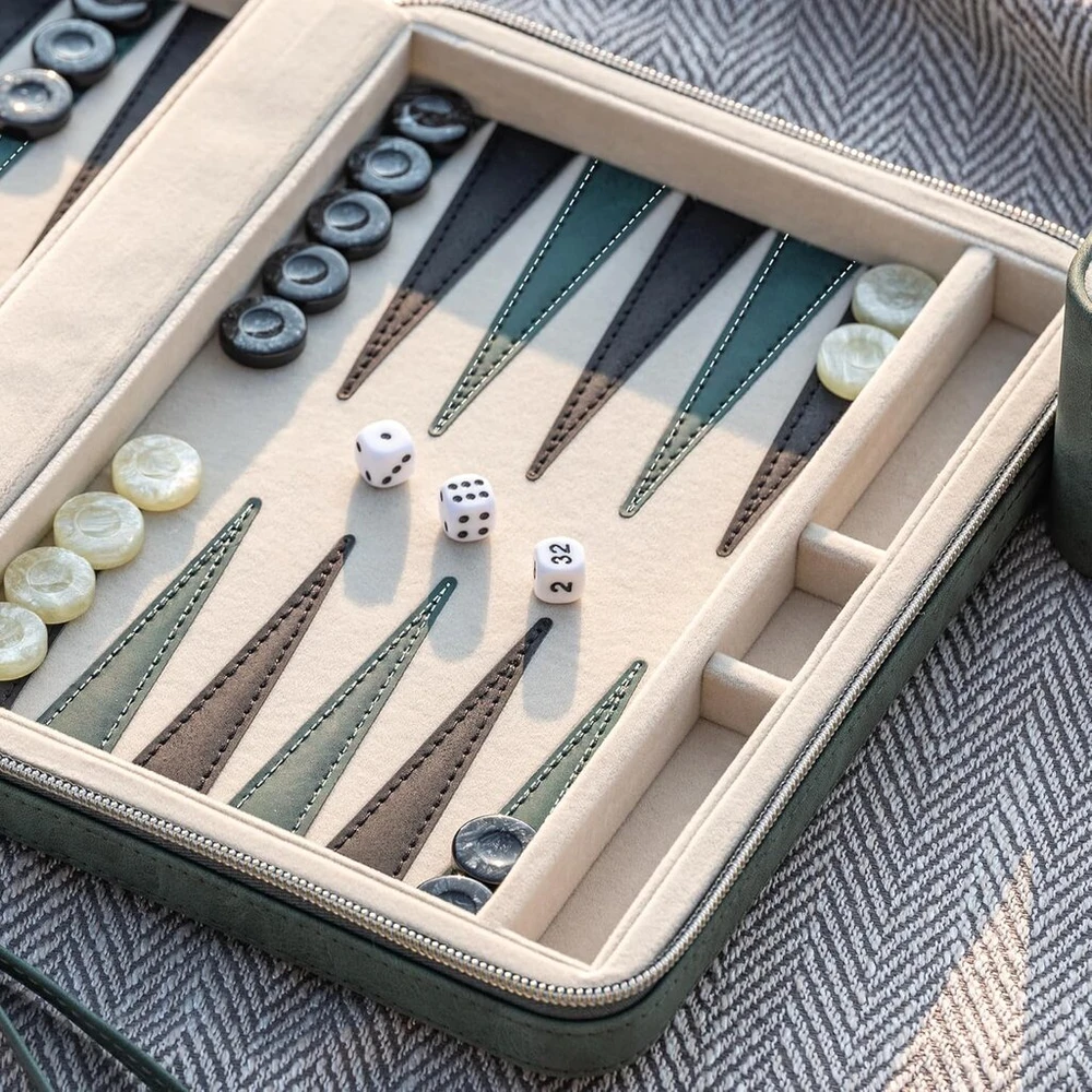 Backgammon rinkiniai suaugusiems, klasikinis stalo žaidimas su sulankstomu odiniu backgammon dėklu, nešiojamas kelioninis backgammon rinkinys, įskaitant 30 dirbtinių raginių šaškių (žalias)