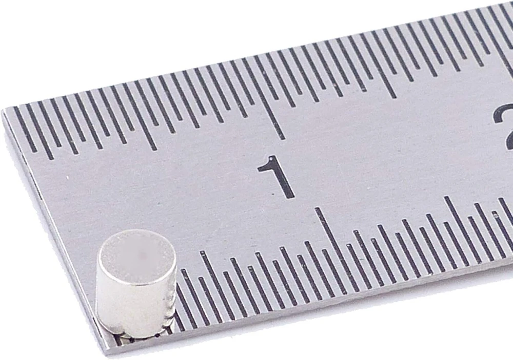 Brudazon 100 mini diskiniai magnetai 3 x 3 mm N52 stipriausio lygio neodimio magnetai itin stiprūs magnetai modelių gamybai, nuotraukoms, lentoms, skelbimų lentoms, šaldytuvams, rankdarbiams, itin stiprus magnetinis diskas