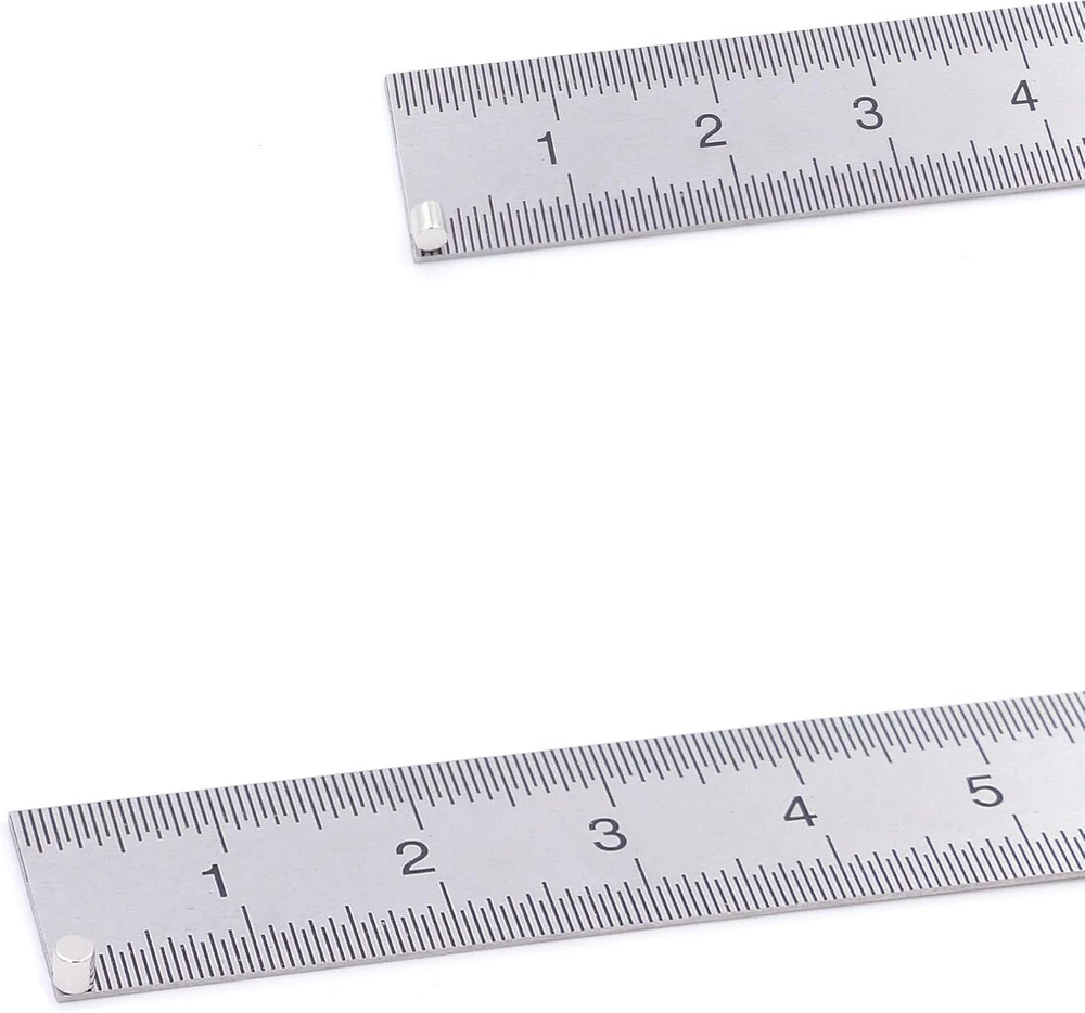 Brudazon 50 mini diskiniai magnetai 2 x 2 mm N52 stipriausio lygio neodimio magnetai itin stiprūs magnetai modeliavimui, nuotraukoms, lentoms, skelbimų lentoms, šaldytuvams, rankdarbiams, itin stiprūs diskiniai magnetai