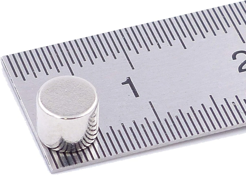Brudazon 50 mini diskiniai magnetai 5 x 4 mm N52 stipriausio lygio neodimio magnetai itin stiprūs magnetai modeliavimui, nuotraukoms, lentai, skelbimų lentai, šaldytuvui, rankdarbiams, itin stiprus magnetinis diskas