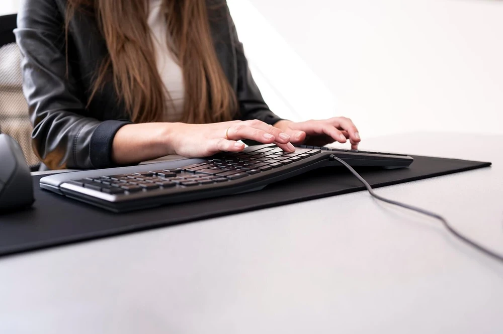 Cherry Kc 4500 Ergo ergonomiška klaviatūra, vokiškas išdėstymas (qwertz), laidinė, riešo atrama su atminties putomis, išlenkta klaviatūra, juoda