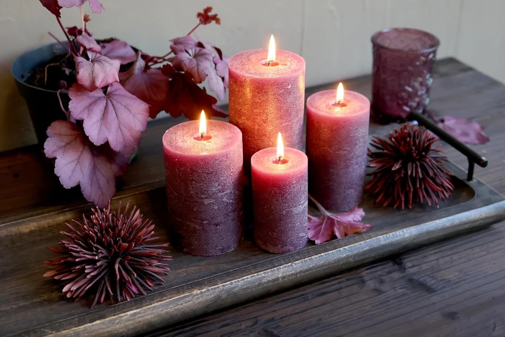 Chic Antique Macon kaimiška žvakė Antique Altar Candle 100% Parafinas Ilgas degimo laikas H15/d7 cm Plum