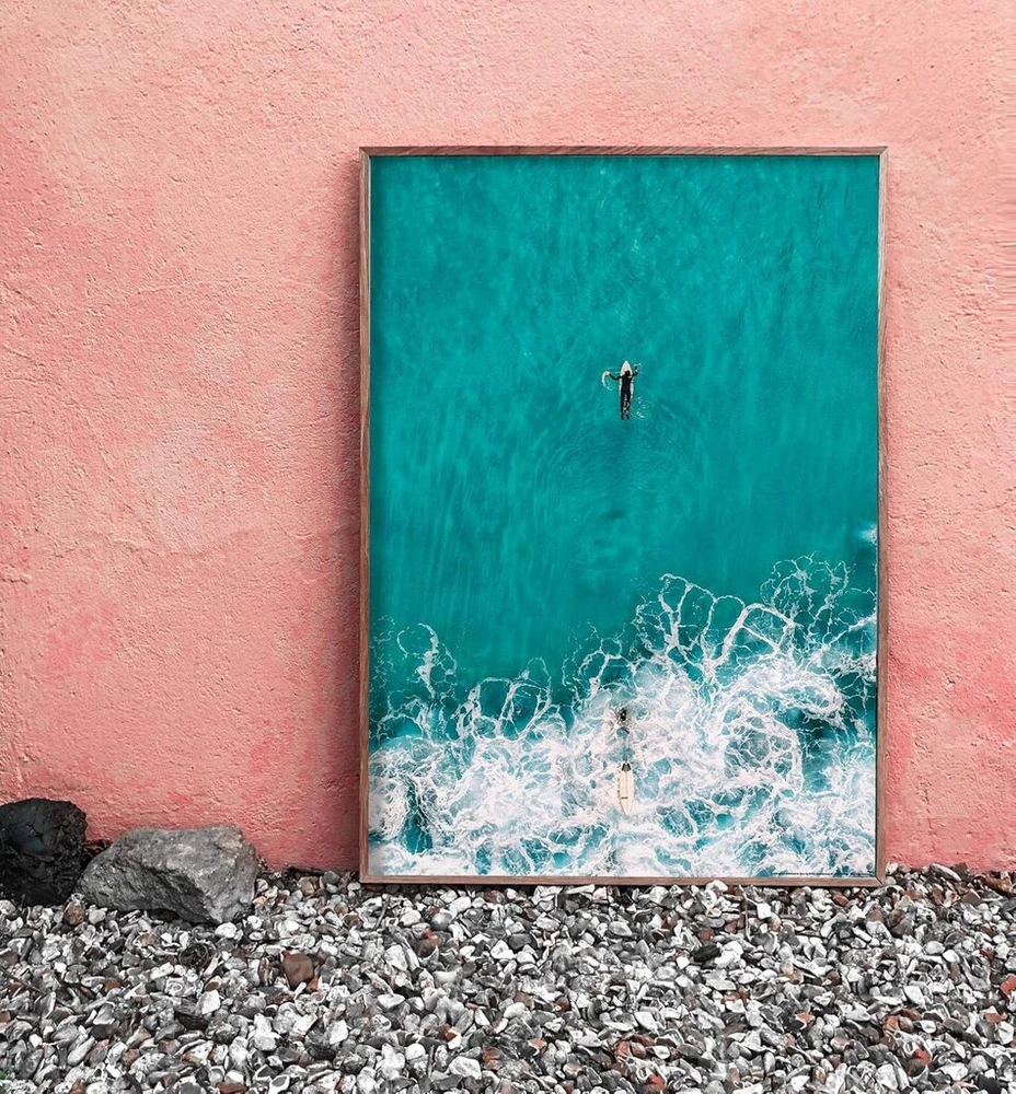 Close Up Surfer plakatas - The Big Mėlyna, galingas ir užburiantis - Ocean Drone (61 x 91.5 cm) sienos paveikslas, foto plakatas gamta, paplūdimys, vasaros nuotrauka: Kiril Dobrev