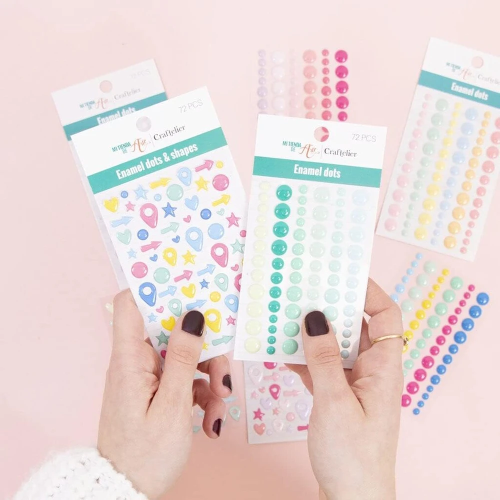 Craftelier - Emalio taškeliai Mint Rainbow | Lipnios mini lipdukai su perlamutrine apdaila, skirti papuošti scrapbooking ir rankdarbių projektus | Sudėtyje yra 72 spalvoti elementai