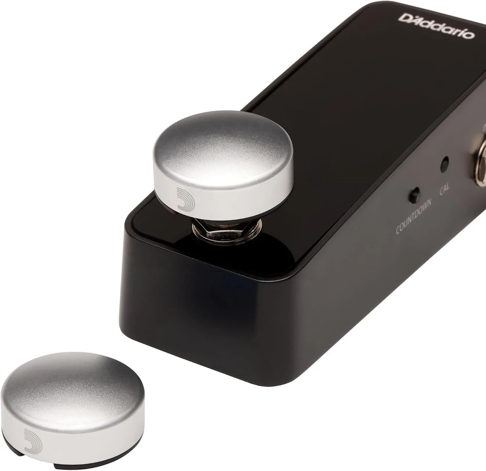 D'addario Accessories Xpnd Footswitch Topper gitaros pedalams - mygtukų dangteliai gitaros efektų pedalams - sidabriniai, 2 vnt.